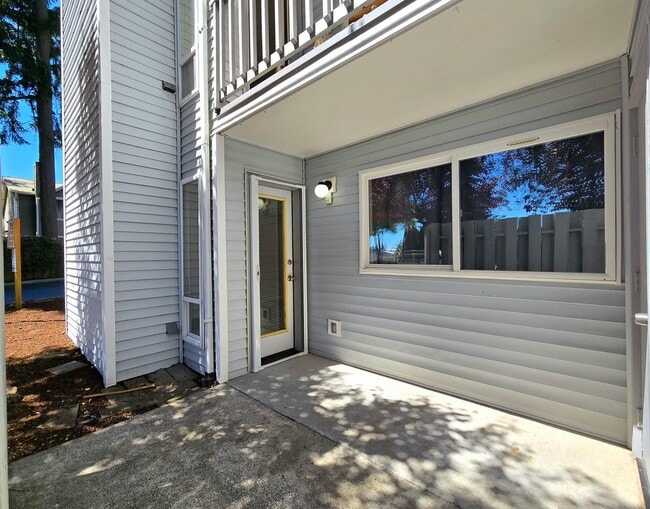 Building Photo - 2 Bedroom Condo In Lynnwood Available Now