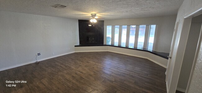 Building Photo - 806 Easy St