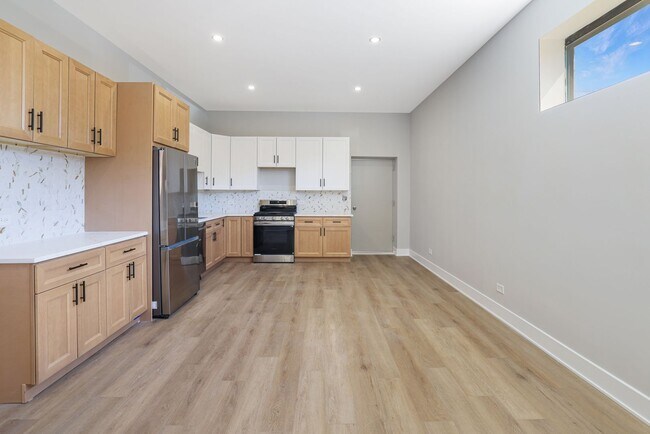 Building Photo - 6240 W Belmont Ave