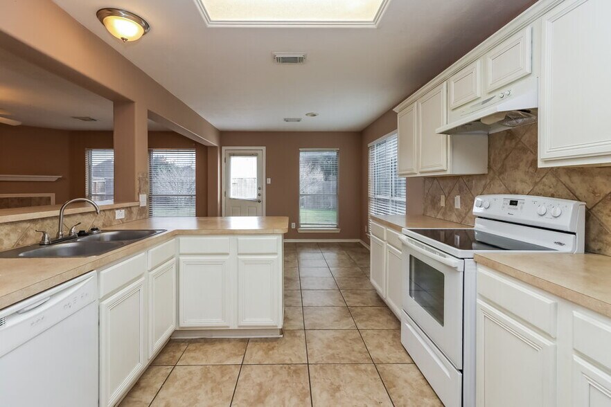 Building Photo - 16707 Great Oaks Glen Dr