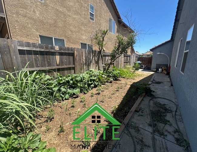 Building Photo - 8421 Arrowroot Cir