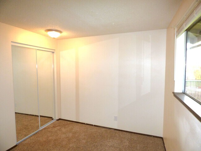 Building Photo - Rent Special: 1/2 Off May's Rent!!