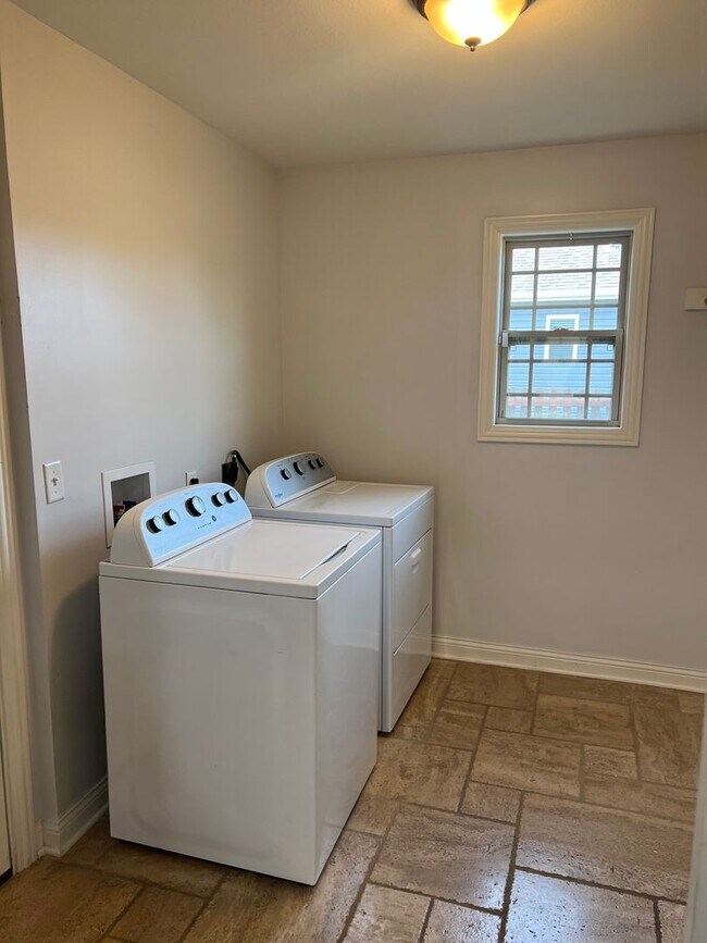 Building Photo - 3 bedroom, 2 bathroom, 2 car garage, single family home located on the south of town