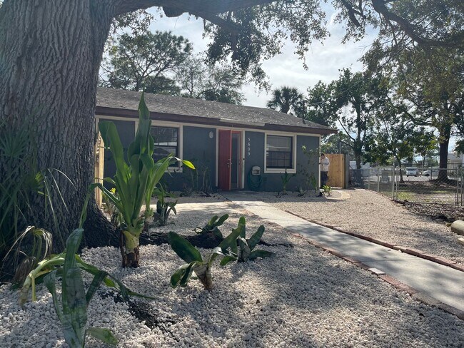 Building Photo - Cozy duplex with 3 bedrooms and 2 baths