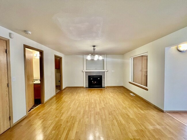 Building Photo - Spacious 4 BD + Den