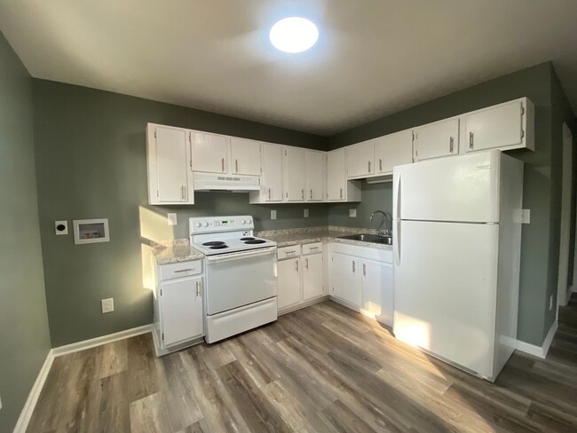 Building Photo - 2 Bedroom 1 Bath Apartment in Greeneville, TN