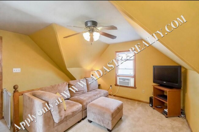 Building Photo - Inviting 3 Bedroom Close to Everything-Available in MAY!!