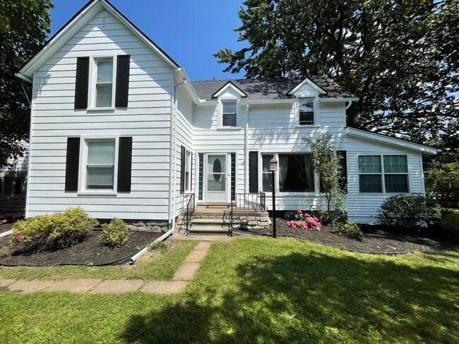 Building Photo - Updated 3bed / 3bath farmhouse.  Nice Loca...
