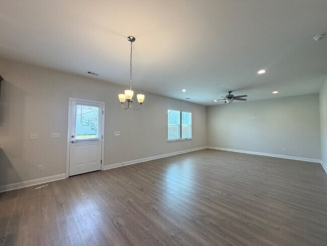 Building Photo - Move In Ready Home in Malind Bluff!