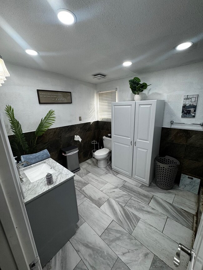 Building Photo - 908 NE Bronstad Dr