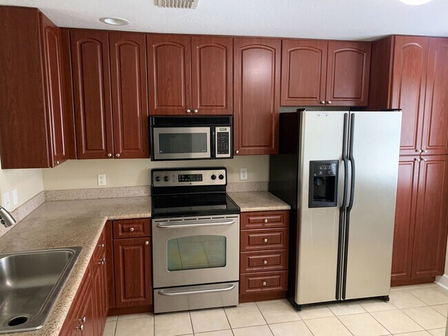 Building Photo - Beautiful Townhouse Style Apartment availa...