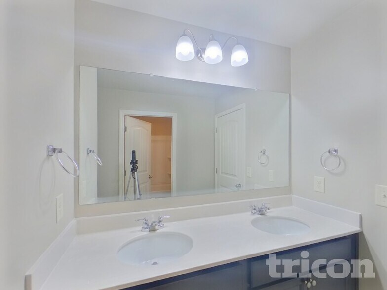 Building Photo - 5959 Wolf Creek Dr