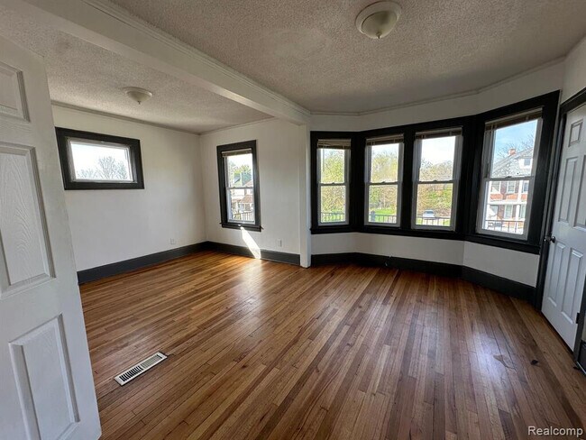 Building Photo - 734 Ashland St