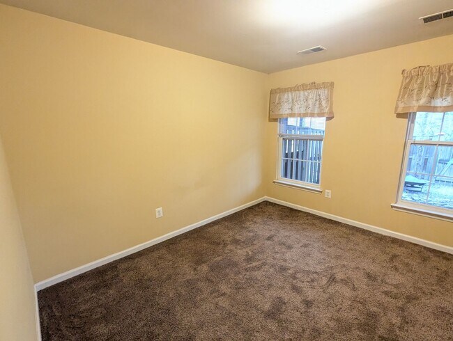 Building Photo - Townhouse in Spring Ridge community - OAKDALE school district - available before the holidays!