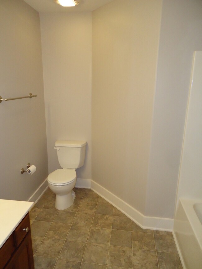 Building Photo - 220 Ruth Cir