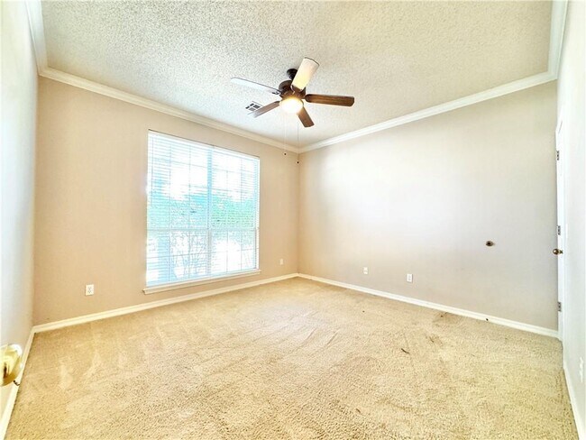Building Photo - 3211 Dogwood View