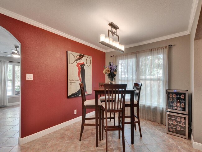 Building Photo - 610 W North Loop Blvd