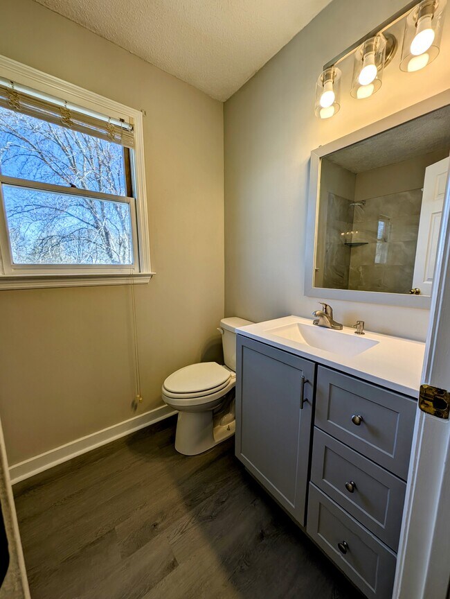 Building Photo - 124 Green Vale Dr