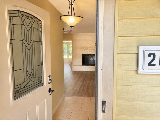 Building Photo - 2025 Meadow Glen
