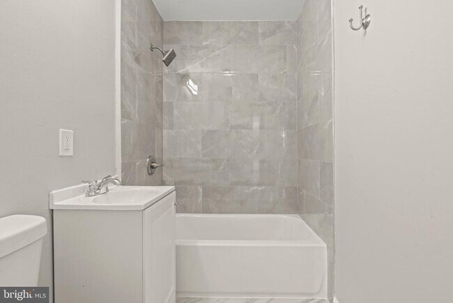 Building Photo - 1004 S 52nd St