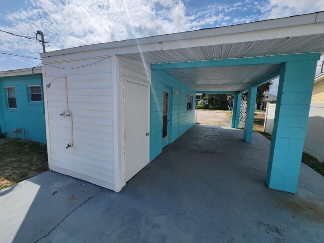 Building Photo - Nice beach side 2/1, walk to beach, restaurants