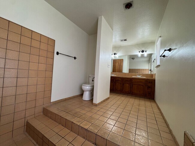 Building Photo - 657 W Escalon Ave