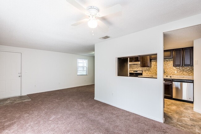 Building Photo - IDEAL CENTRAL LOCATION IN PORT CHARLOTTE