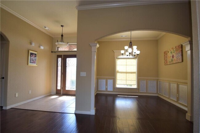 Building Photo - 3902 SW Flatrock Ave