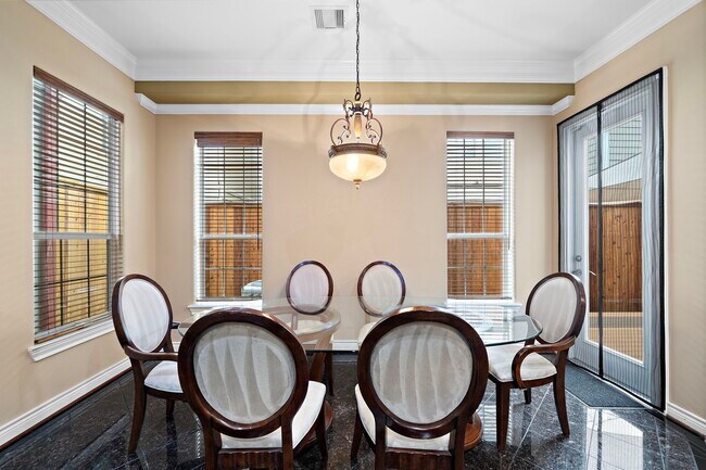 Building Photo - 2927 Clinton Dr