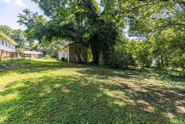 Building Photo - Recently Updated and Move-In Ready!