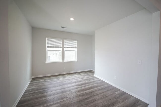 Building Photo - 225 Lillian St