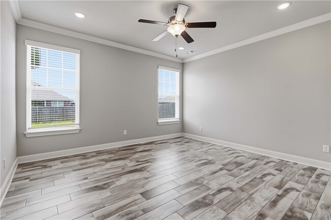 Building Photo - 931 E Skyline Lp