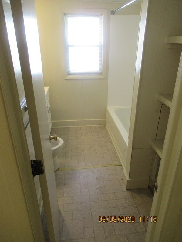 Building Photo - 419 E 12th St