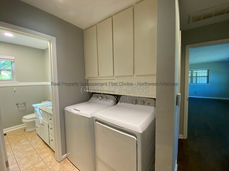 Building Photo - 2831 Strawberry Dr