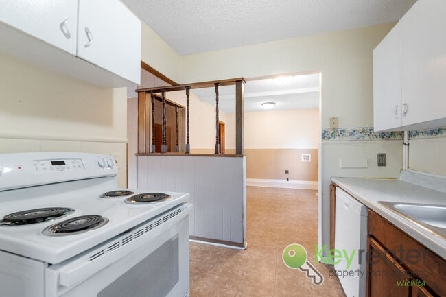 Building Photo - Cute 3 bedroom house near shopping, restau...
