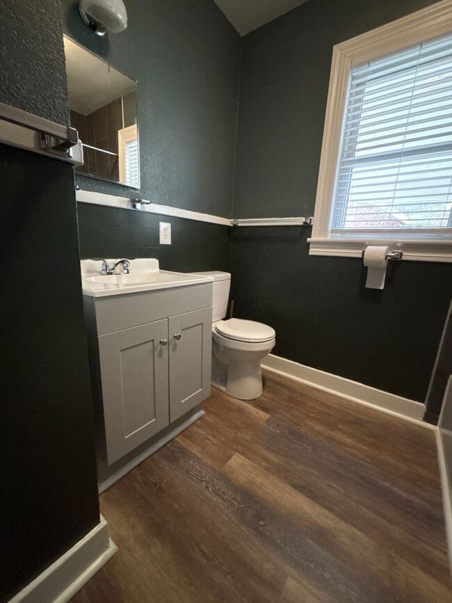 Building Photo - 4 Bedroom House / South Jackson