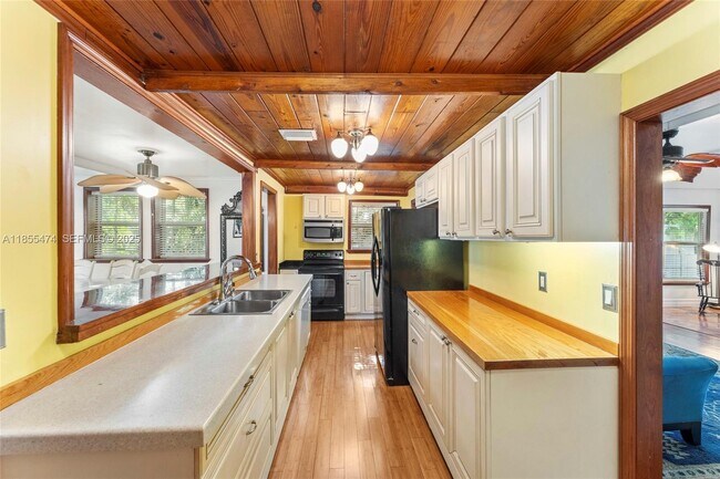 Building Photo - 918 Tequesta St