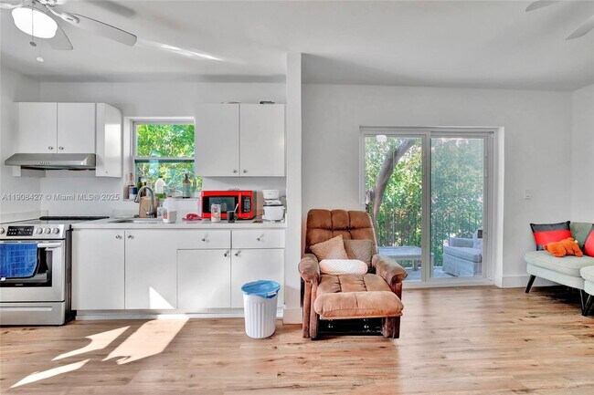 Building Photo - 458 SW 9th St