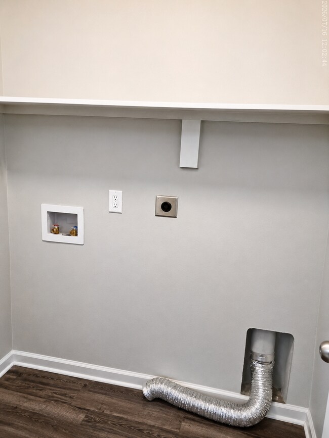 Building Photo - 4 Bed / 2 Bath with garage!!