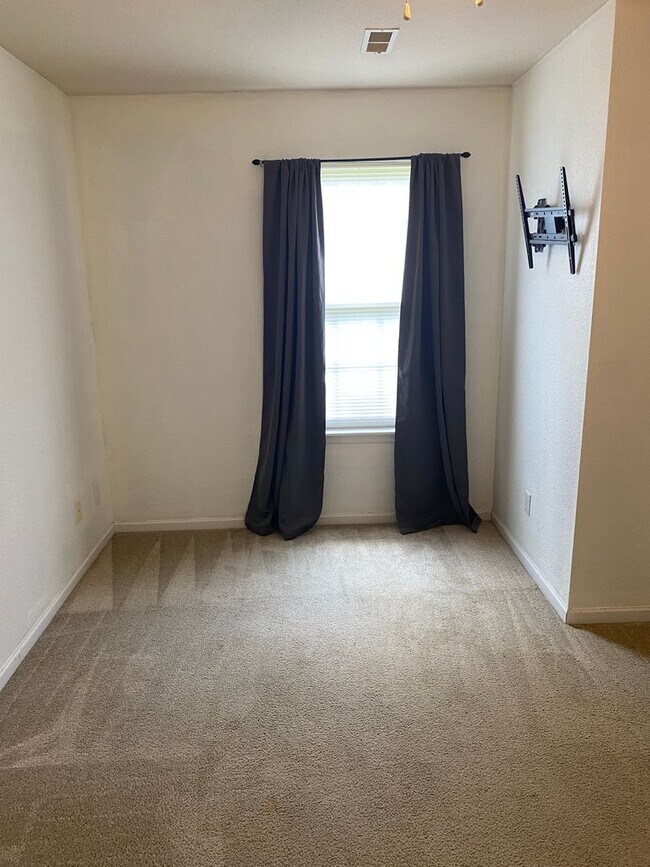Building Photo - 3 bedroom/2 bathroom single family home!  ...