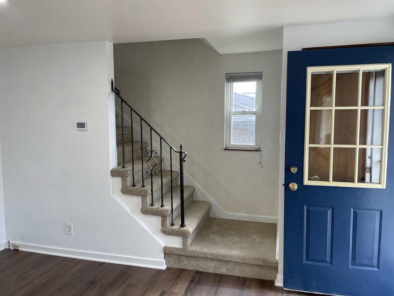 Building Photo - 206 Whipple St