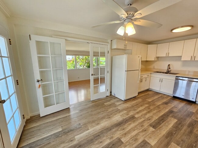 Building Photo - 1 bedroom 1 bath Apartment. NO parking. Upstairs unit.
