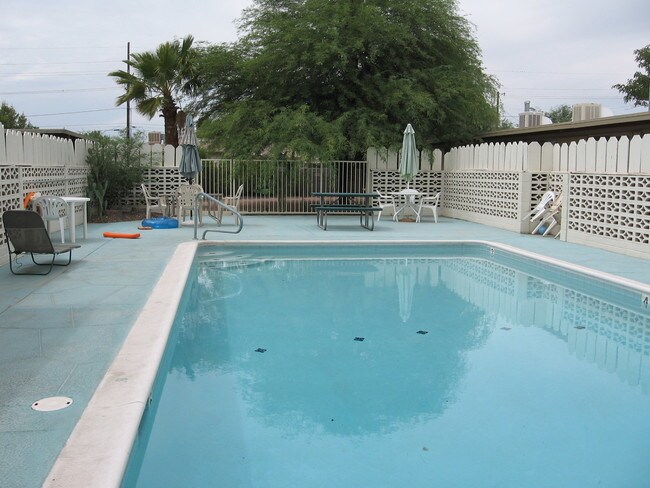 Pool - Flower Apartments