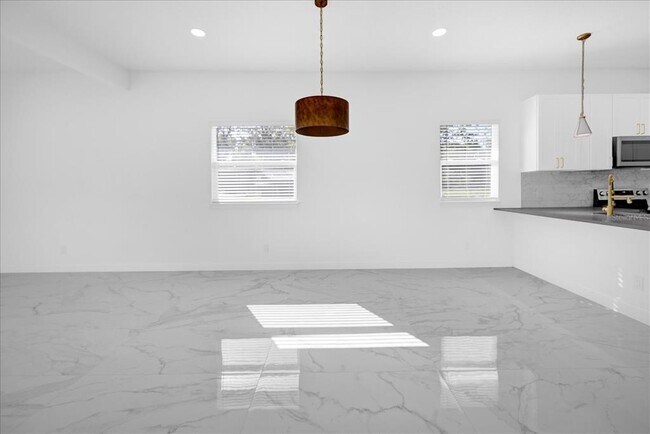 Building Photo - 600 N Lakewood Ave