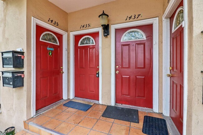 Building Photo - 1435 N Las Palmas Ave