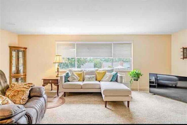 Building Photo - 140 Greenbriar Dr