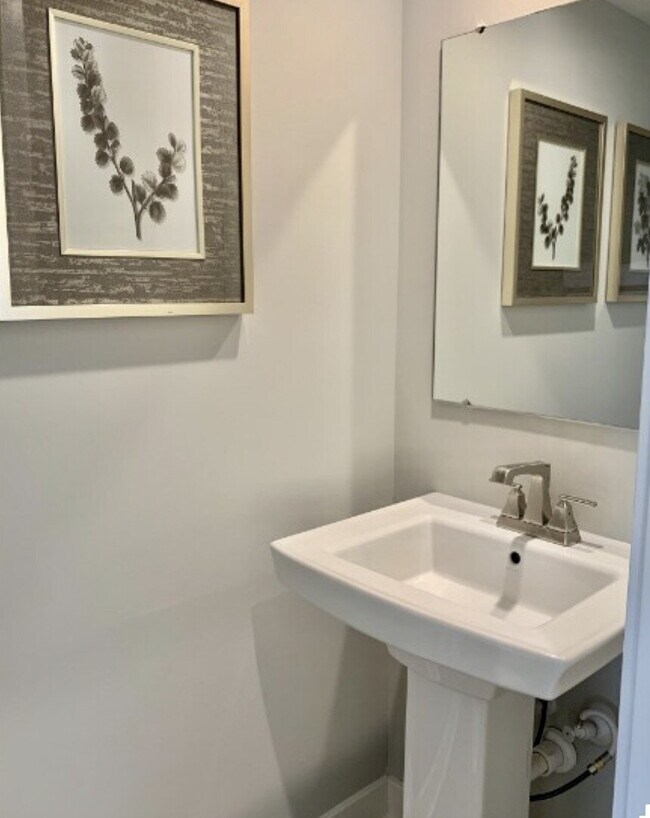 Building Photo - 3 Bedroom, 2.5 Bath End Unit Townhome on C...