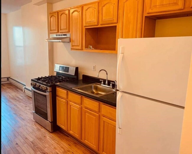 Building Photo - 450 Grand St