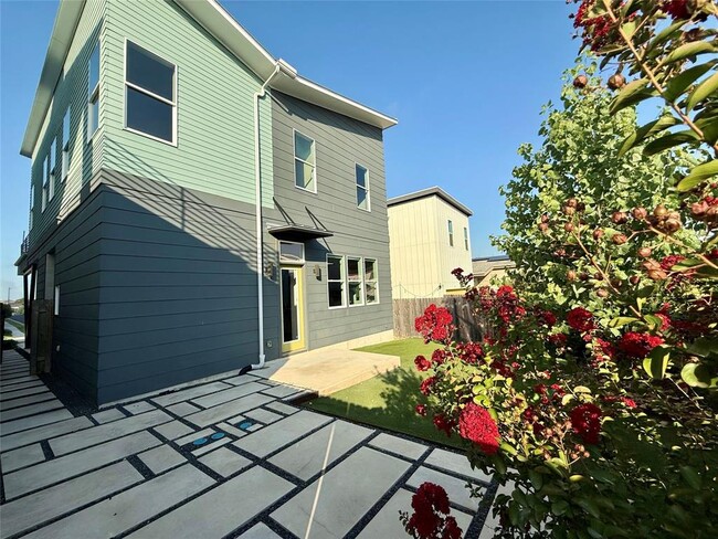 Building Photo - 6325 Florencia Ln