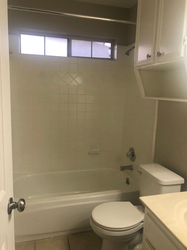Building Photo - 5002 Velma Dr